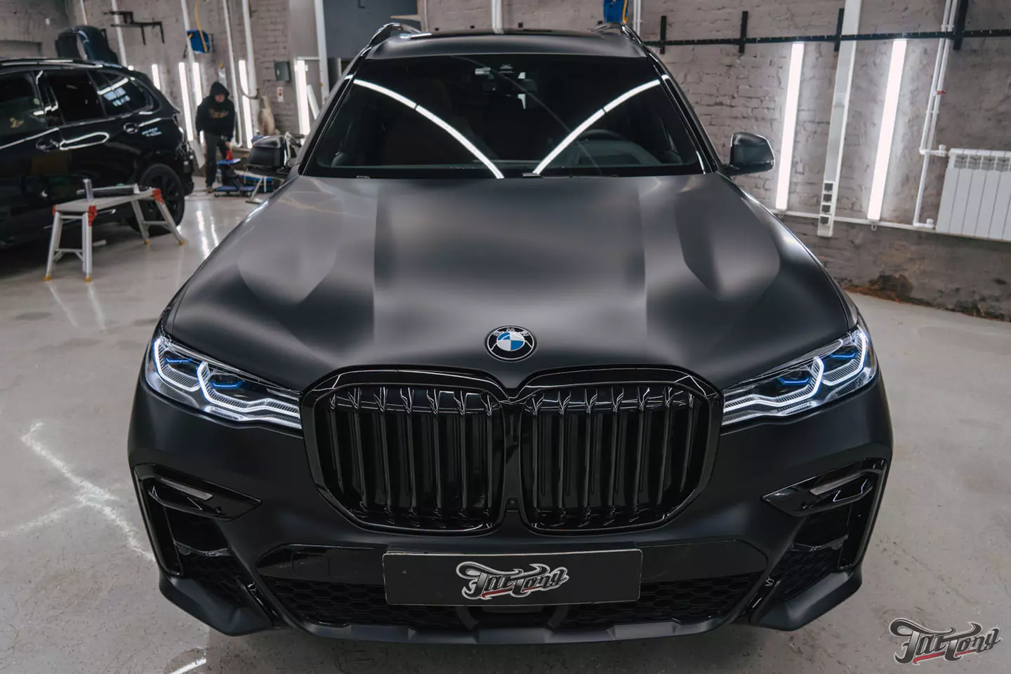 Оклеили BMW X7 в матовый полиуретан, провели чистку салона и покрыли кожу керамикой